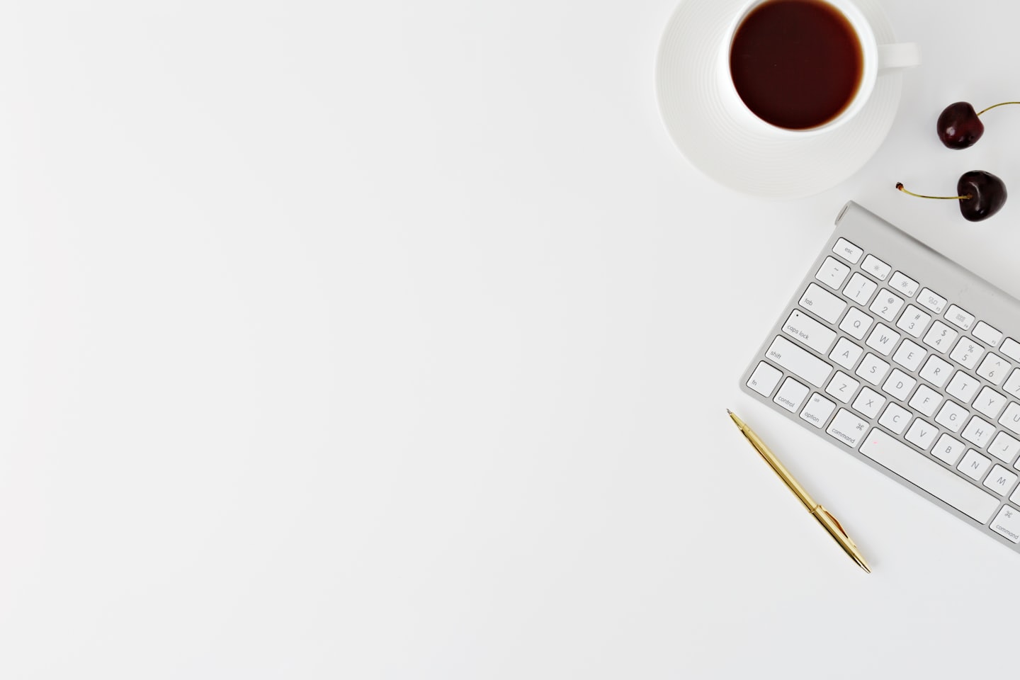 Das Bild symbolisiert die Unterstützung einer virtuellen Assistentin mit Tastatur